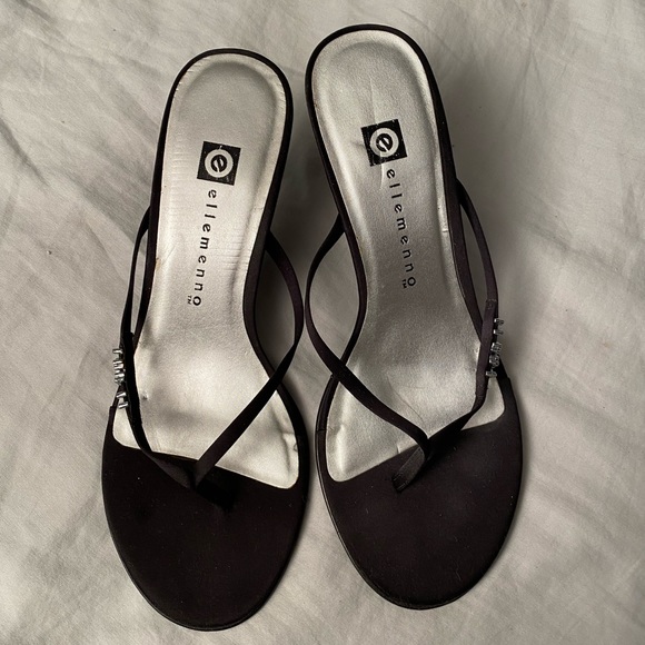 Seriously cute and dainty Heeled sandals - Picture 2 of 3